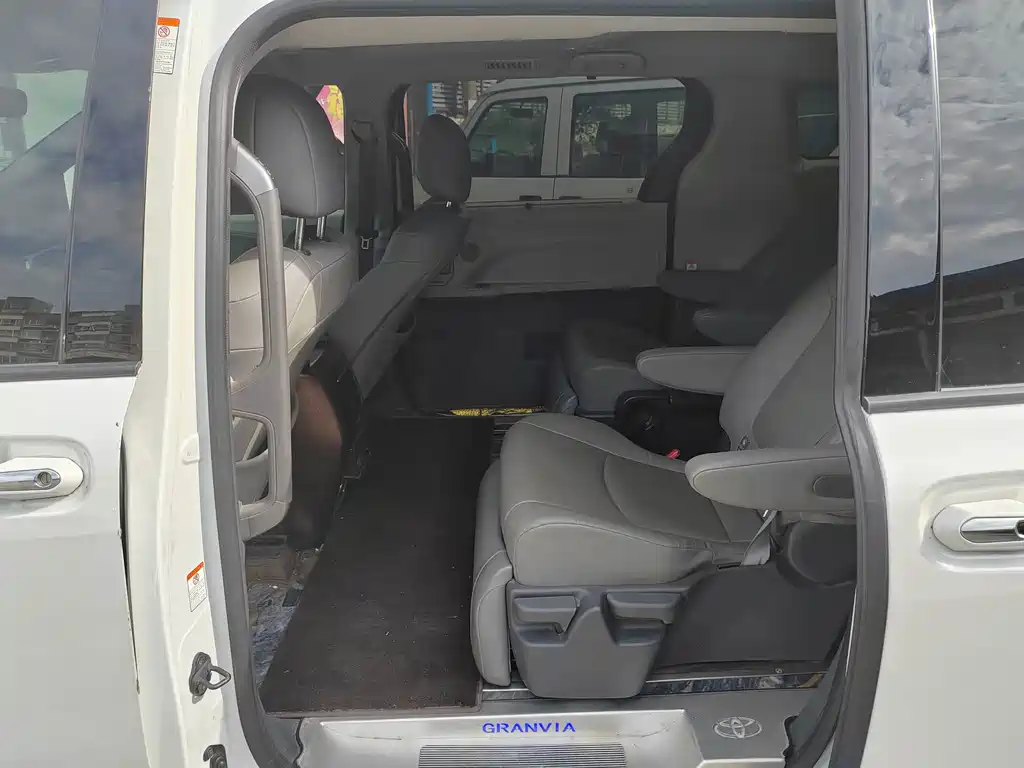 Toyota Granvia — миниатюра 4
