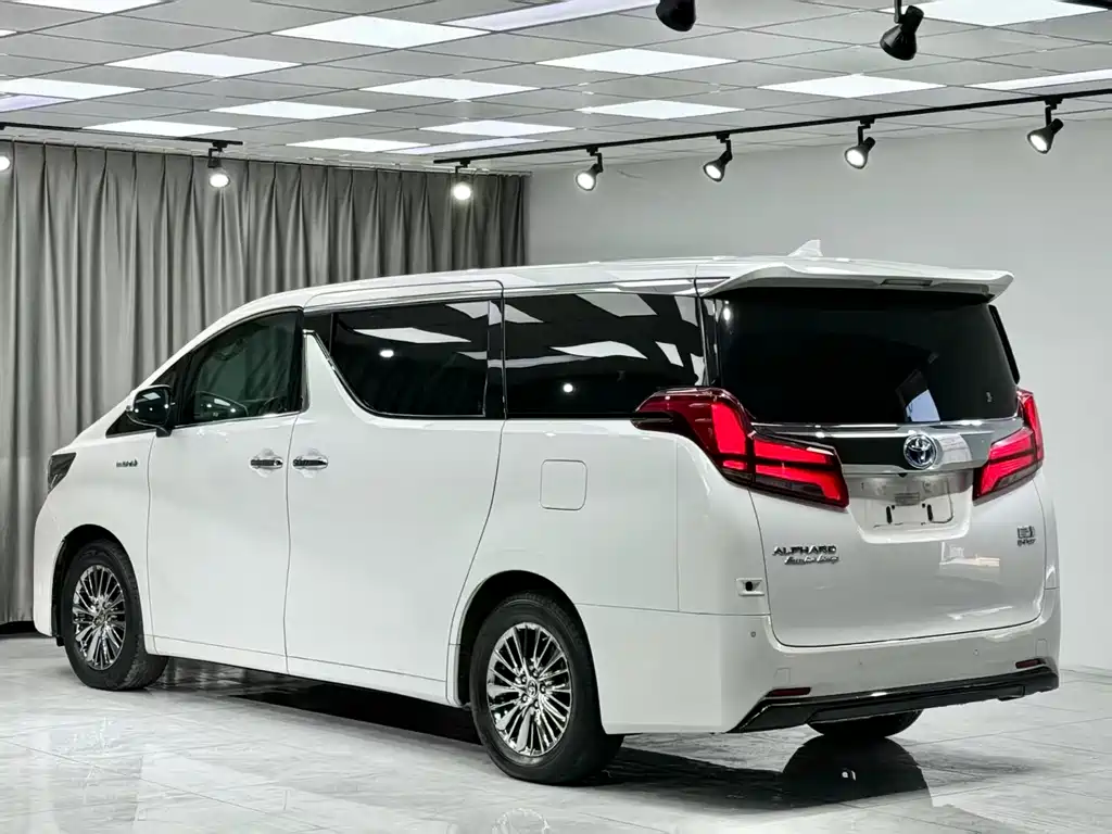 Toyota Alphard — миниатюра 8