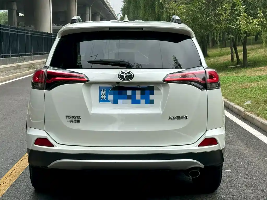 Toyota RAV4 — миниатюра 5