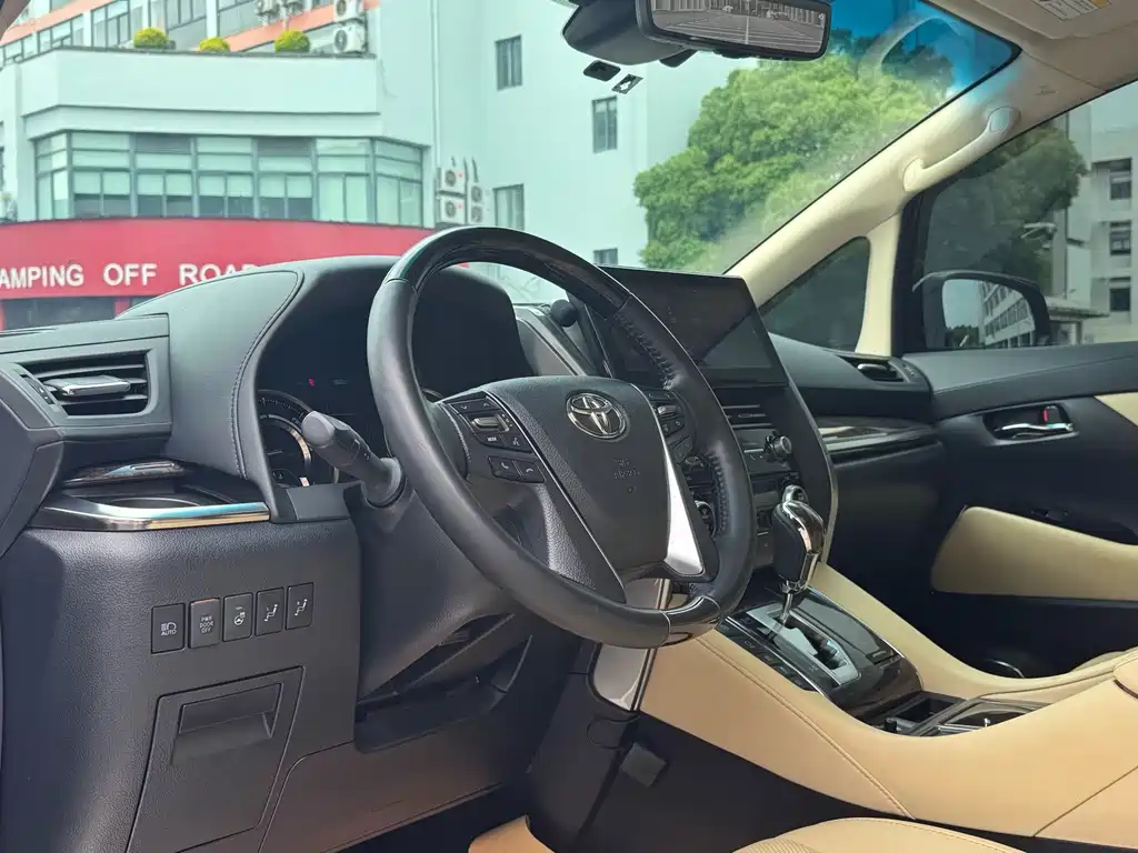 Toyota Alphard — миниатюра 8