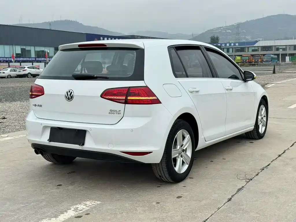 VOLKSWAGEN GOLF