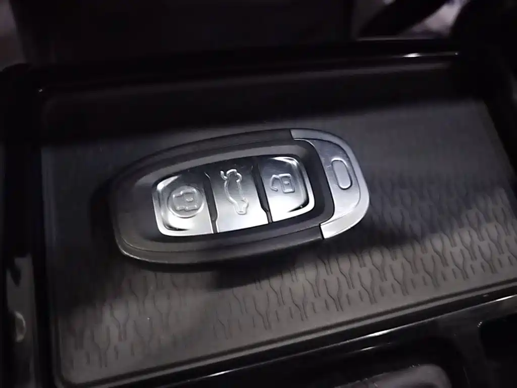 Hongqi Hongqi E-QM5 — миниатюра 9