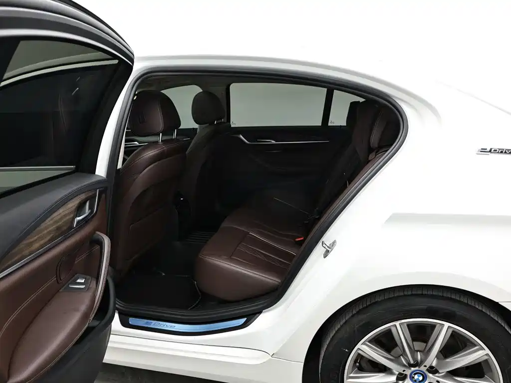 BMW 5 Series New Energy — миниатюра 11