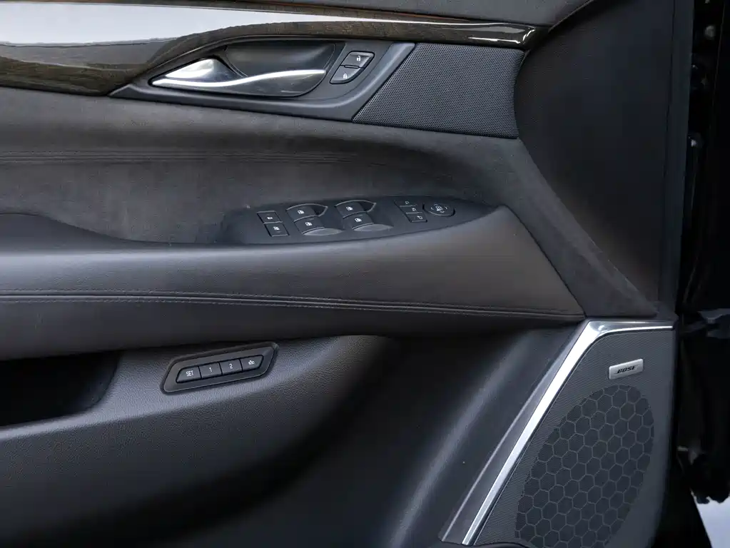 Cadillac Escalade — миниатюра 7