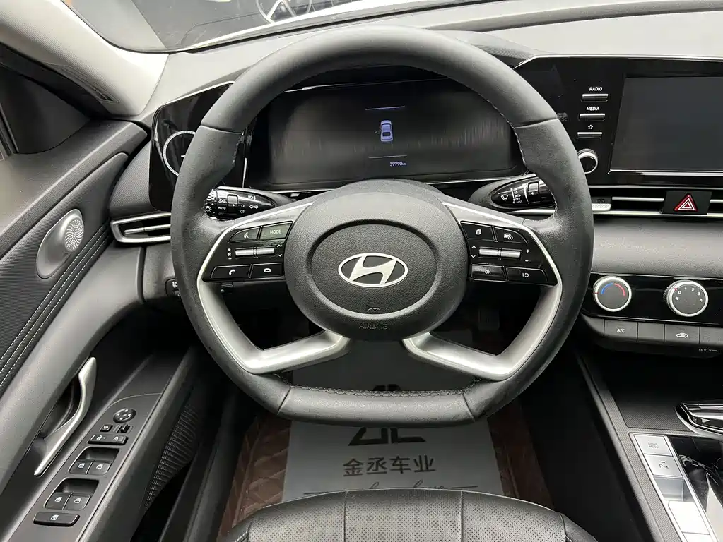 Hyundai Elantra — миниатюра 10