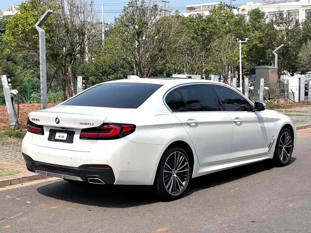 BMW 5 Series — миниатюра 9