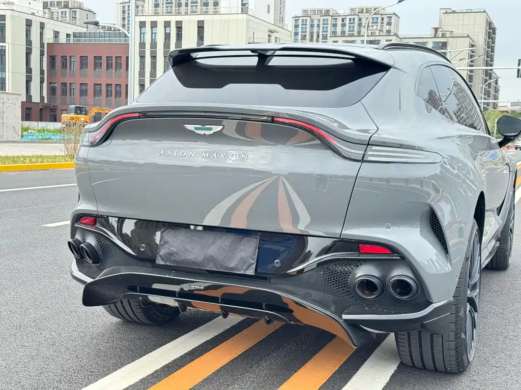 Aston Martin DBX 2025 4.0T V8 707