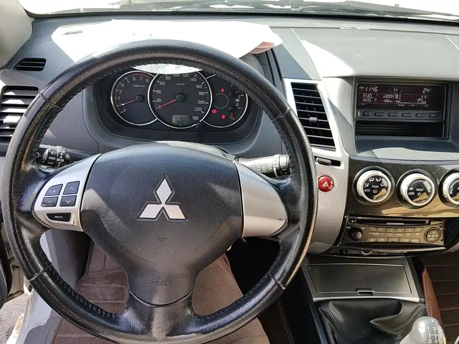 Mitsubishi Pajero Sport — миниатюра 11