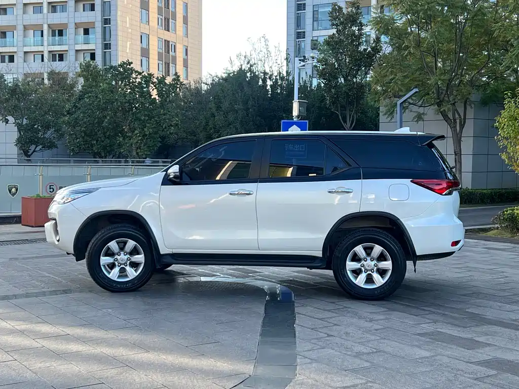 Toyota Fortuner — миниатюра 8