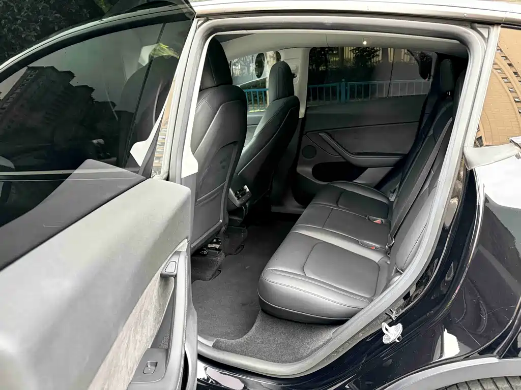 Tesla Model Y — миниатюра 8