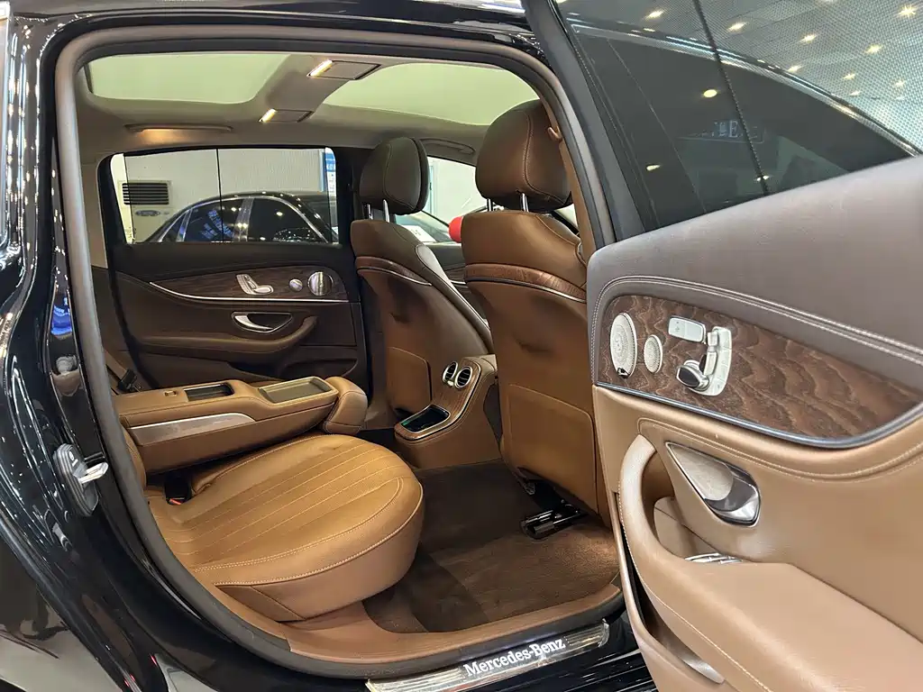 Mercedes-Benz E-Class — миниатюра 8