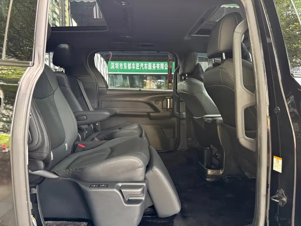 Toyota Sienna — миниатюра 13
