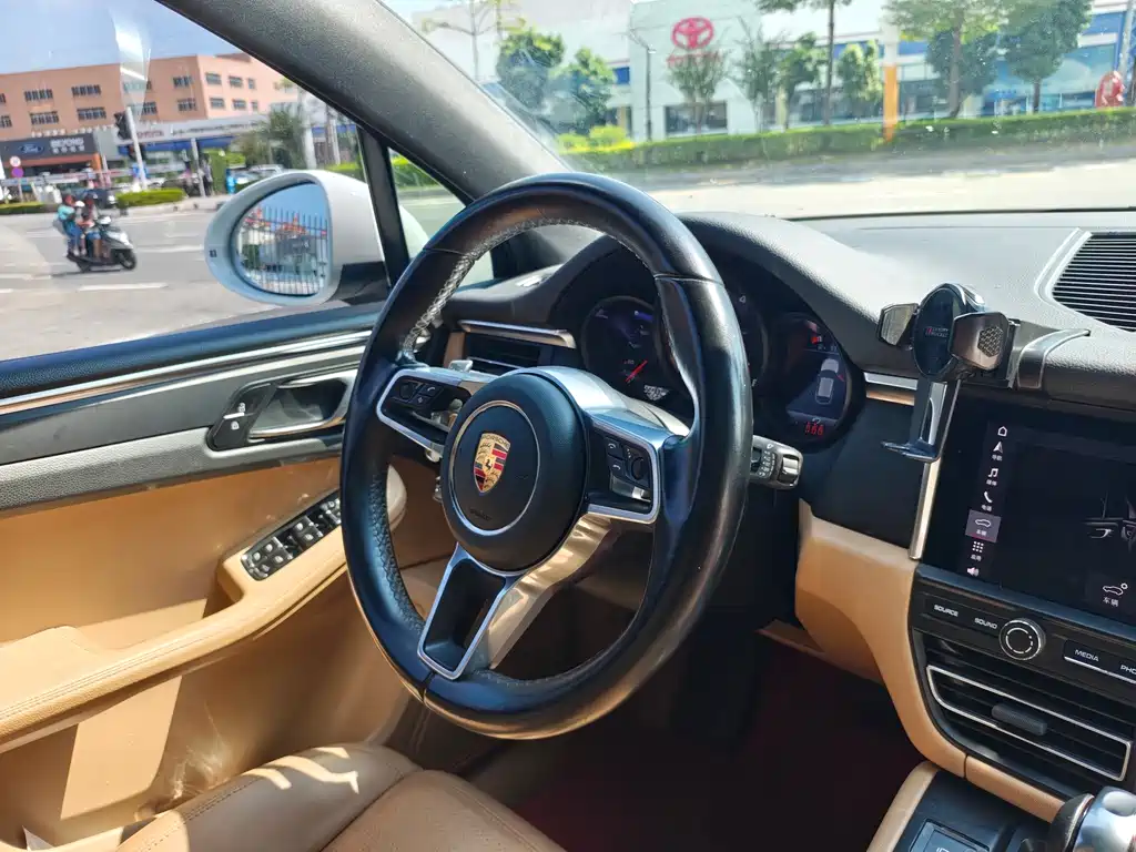 Porsche Macan — миниатюра 9