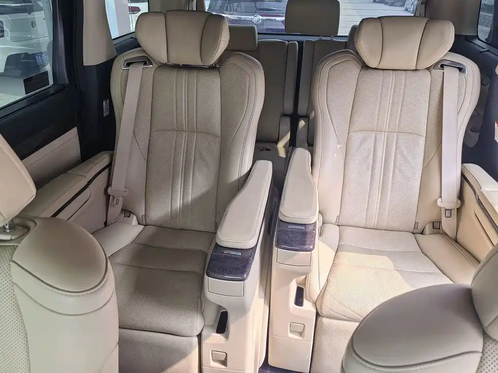 Toyota Alphard — миниатюра 4