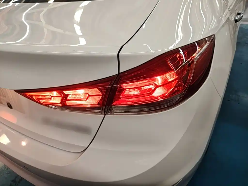 Hyundai Elantra — миниатюра 8