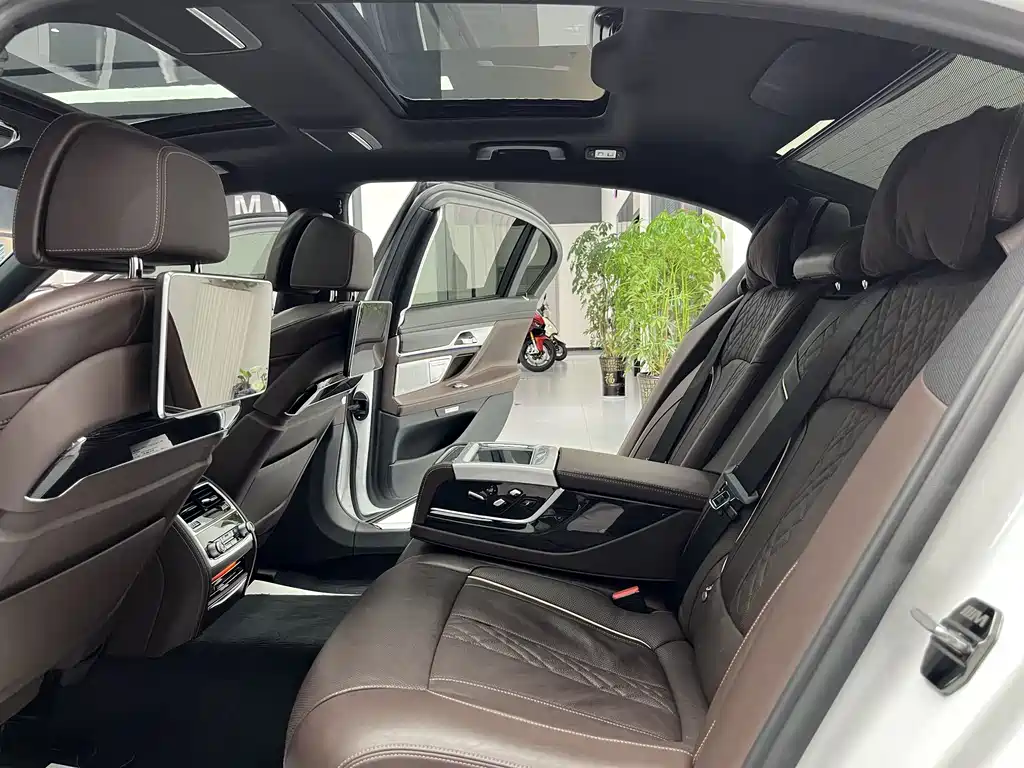 BMW 7 Series — миниатюра 14