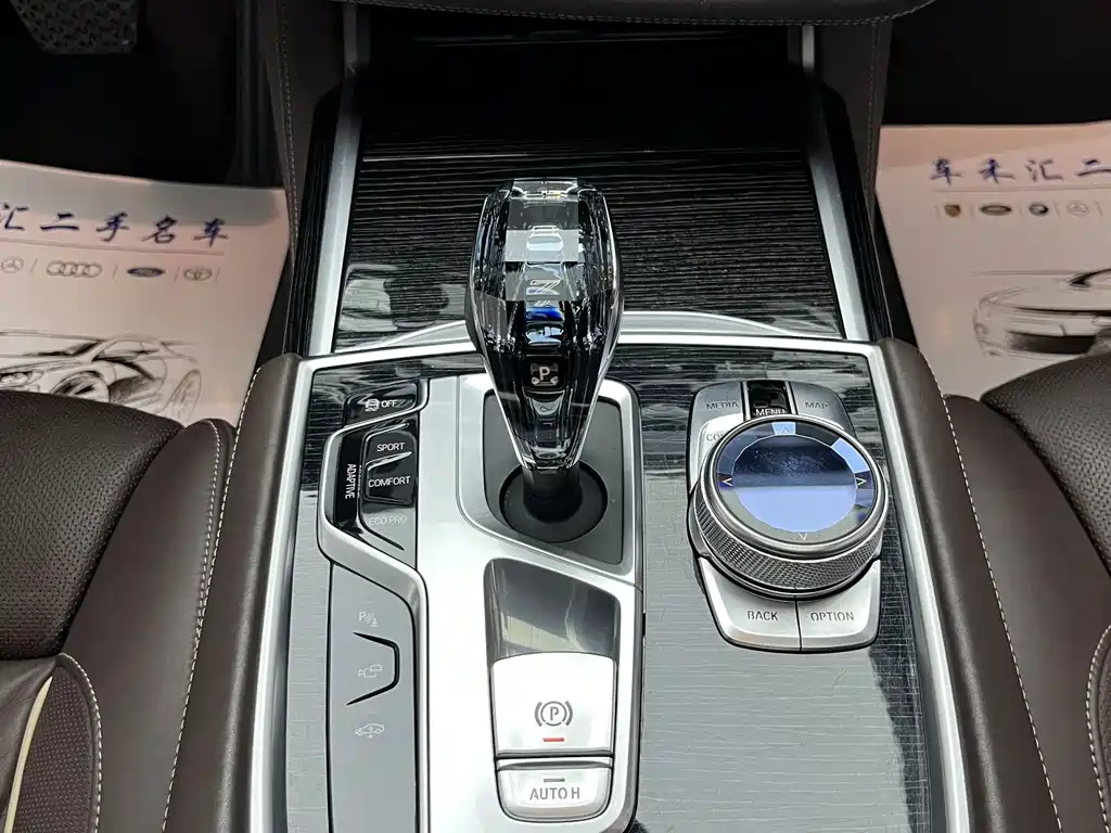 BMW 7 Series — миниатюра 11