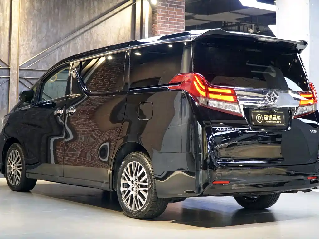Toyota Alphard — миниатюра 6