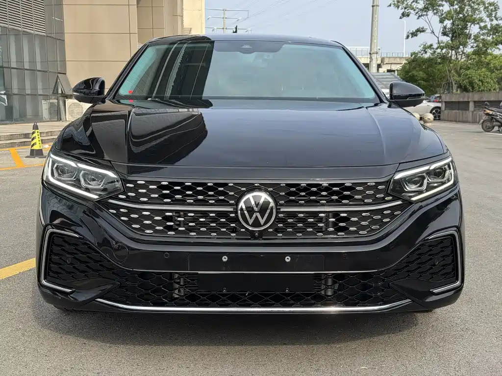 Volkswagen Passat 2023 330TSI Luxury