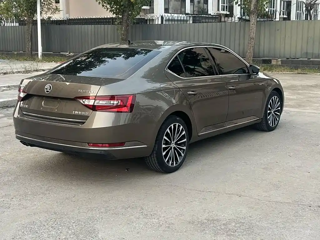 Skoda Superb — миниатюра 8