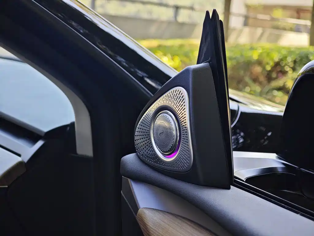 Tesla Model Y — миниатюра 9
