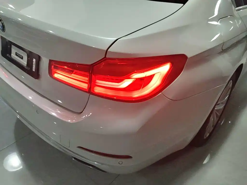 BMW 5 Series New Energy — миниатюра 8