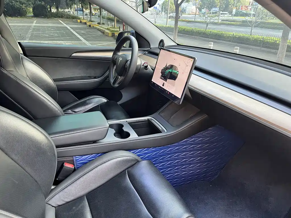 Tesla Model Y — миниатюра 8