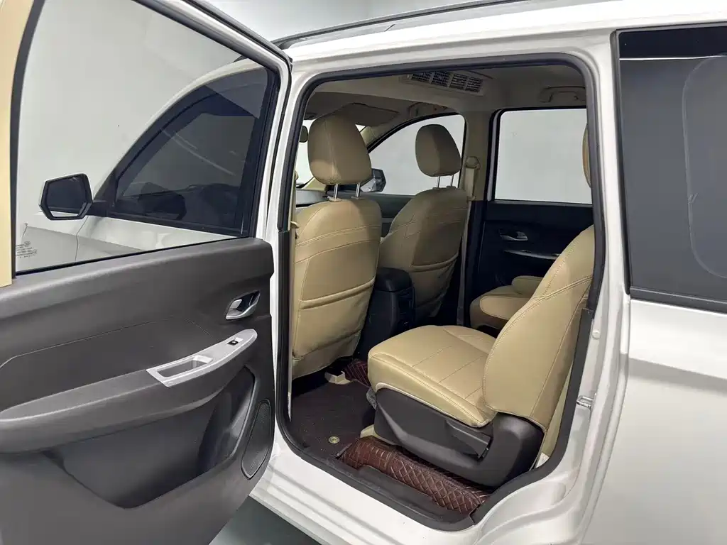 Wuling Hongguang — миниатюра 6