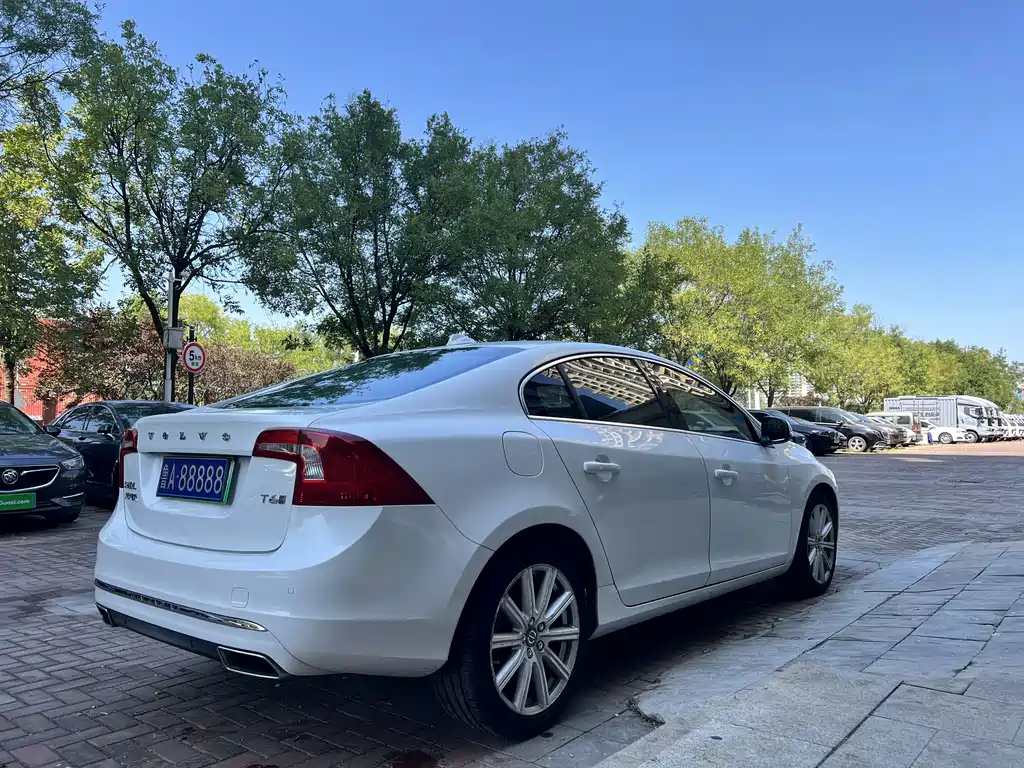 Volvo S60 PHEV — миниатюра 6