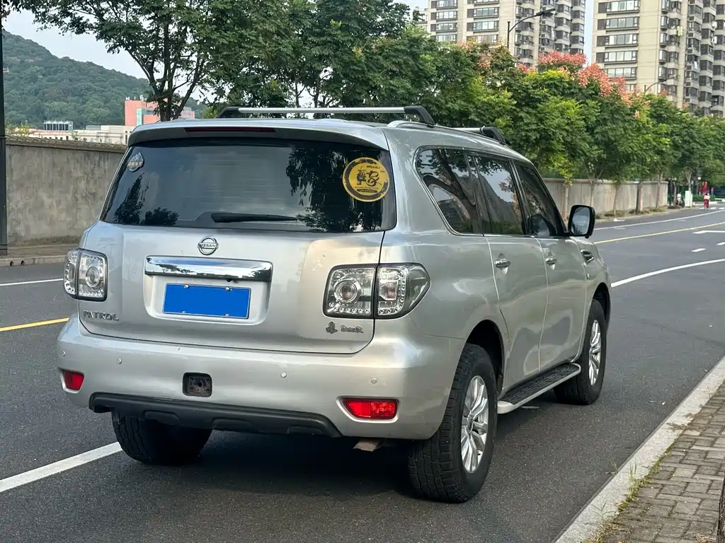 Nissan Patrol — миниатюра 5