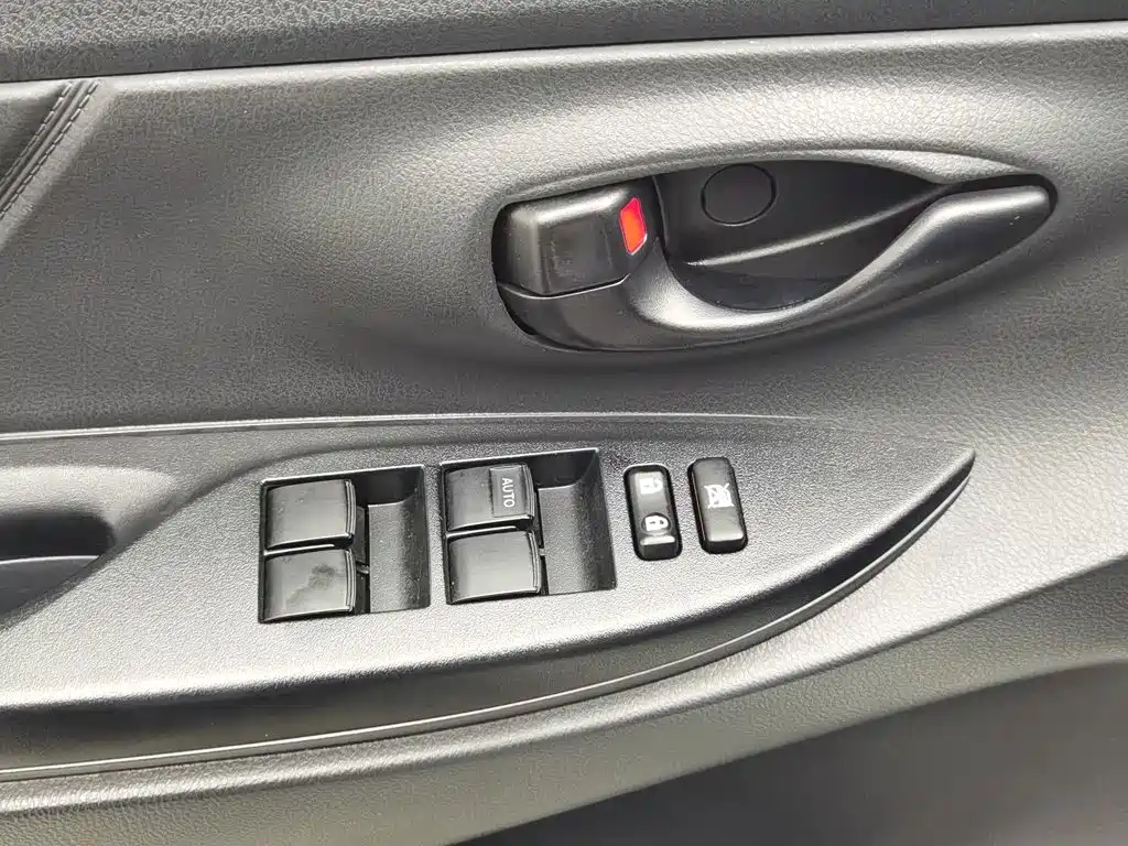 Toyota Yaris L — миниатюра 9