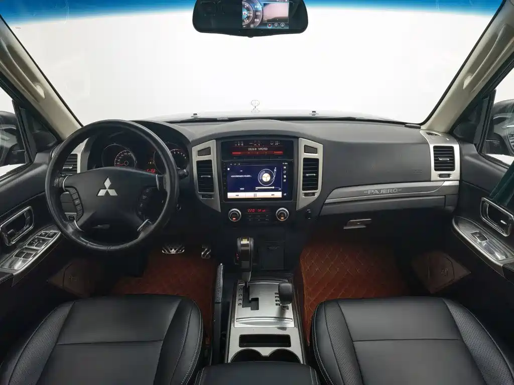 Mitsubishi Pajero (Import) — миниатюра 5