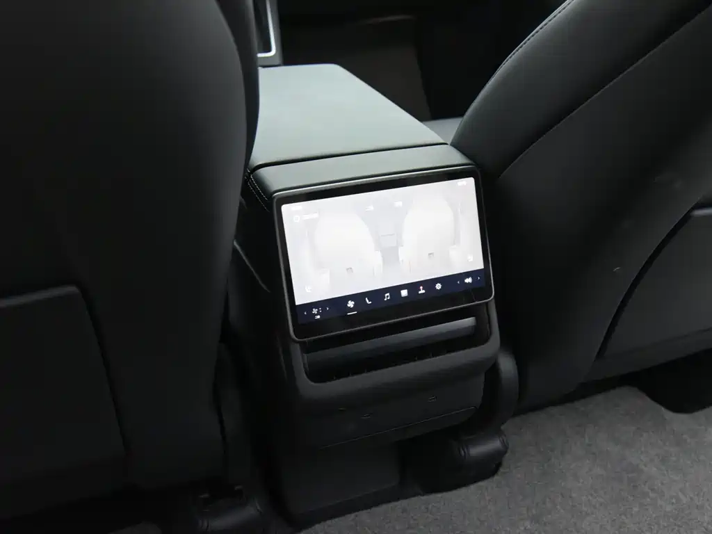 Tesla Model Y L — миниатюра 7
