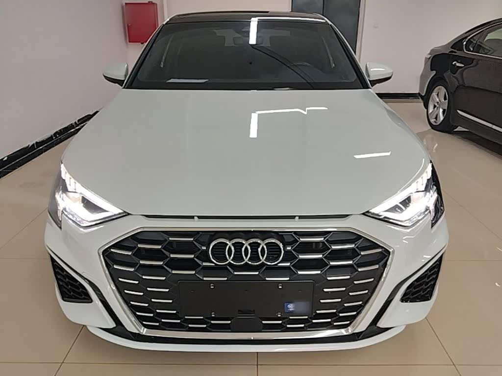 Audi Q2L 1.4 л 2023 г. Белый, пробег 44800 км