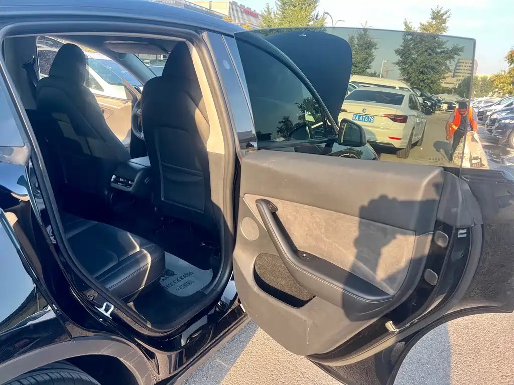 Tesla Model Y — миниатюра 17
