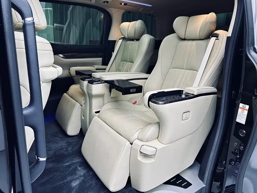 Toyota Alphard — миниатюра 9