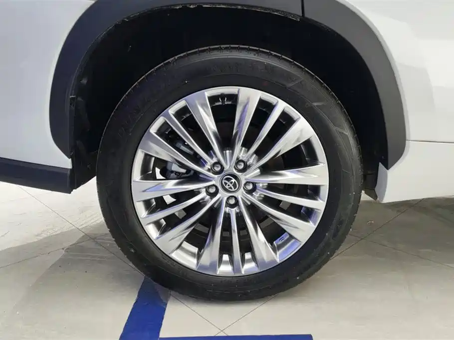Toyota Highlander 2024 2.5L Luxury 7 мест