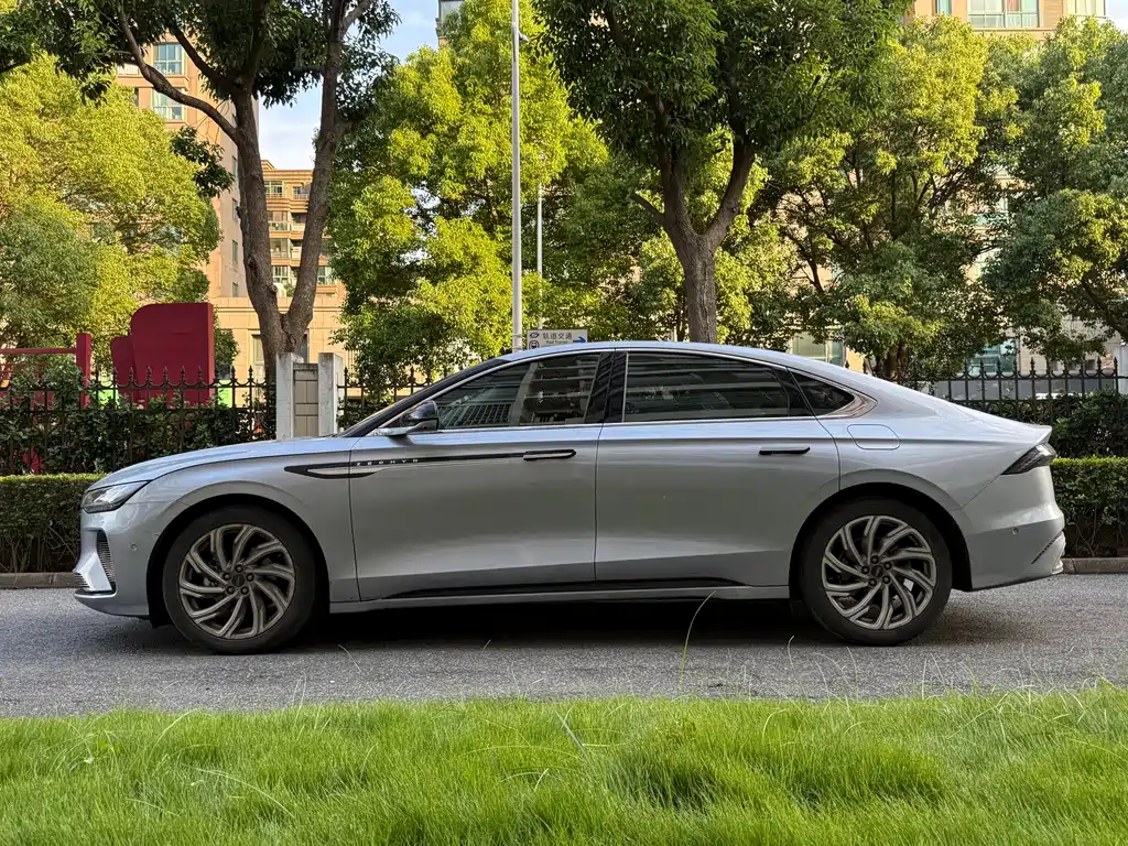 Lincoln Z 2022 i