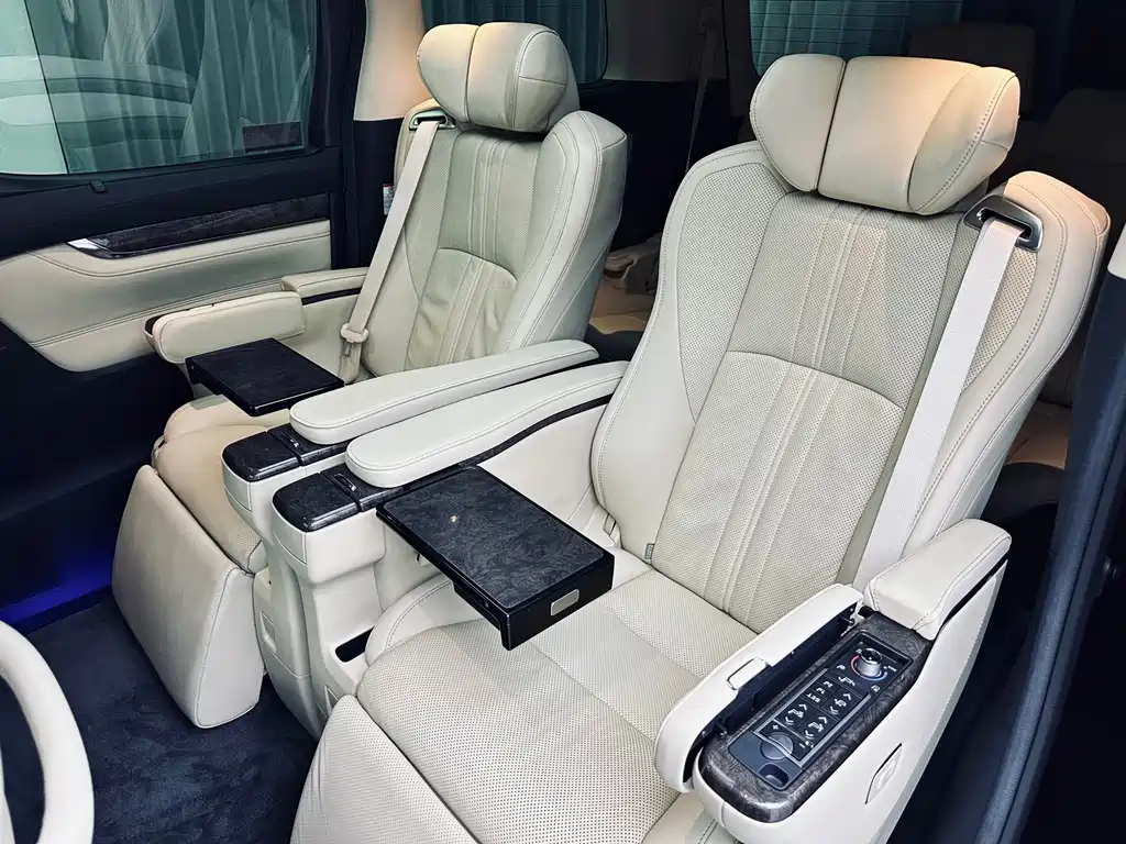 Toyota Alphard — миниатюра 12