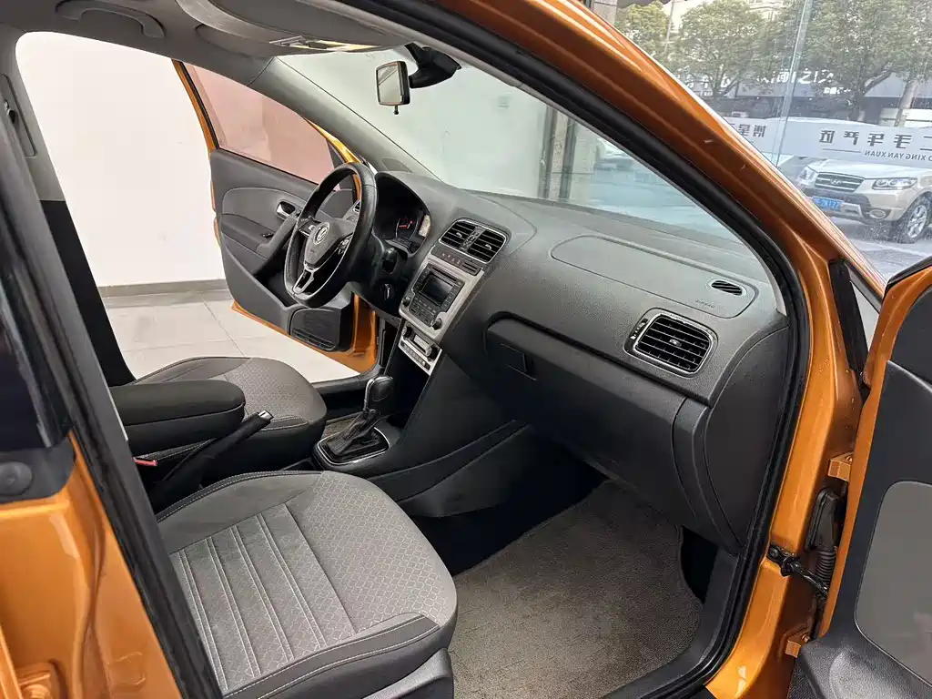 Volkswagen Polo 2014 1.6L Cross Polo AT