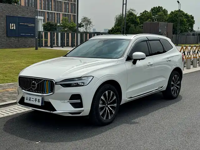 Volvo XC 60 2025 B 5 4 WD — фото 1