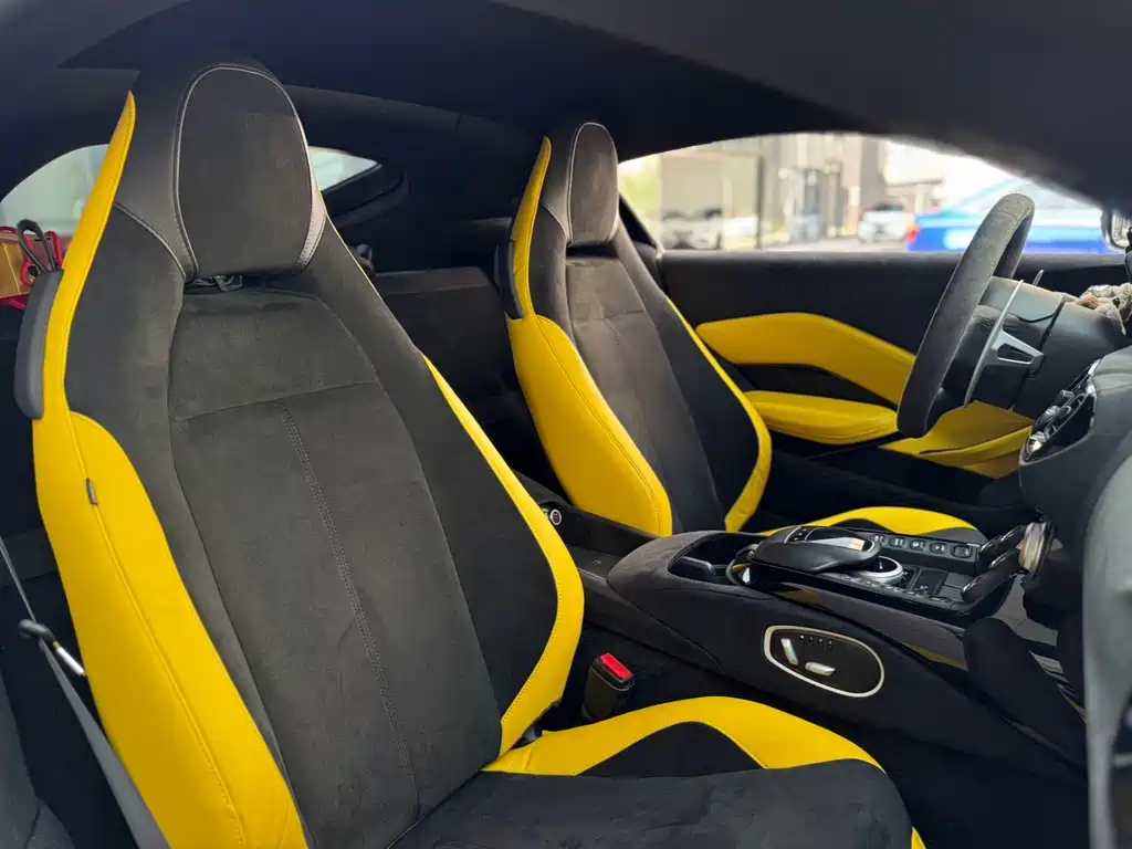 ASTON MARTIN V8 VANTAGE