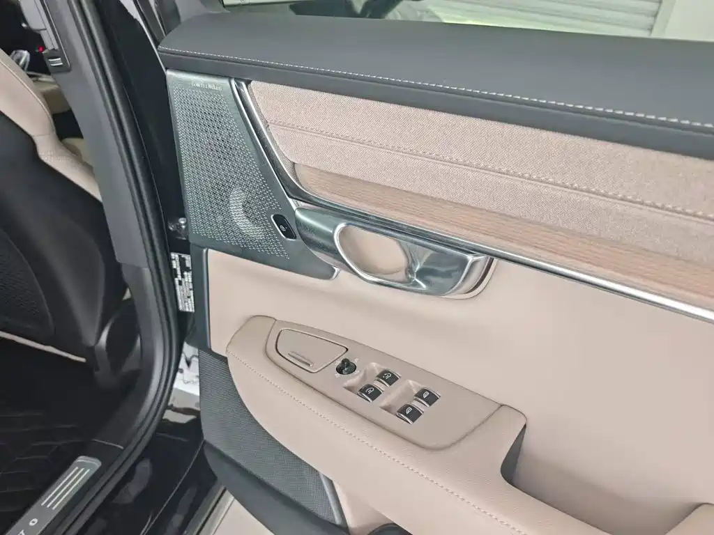 Volvo S90 PHEV — миниатюра 23