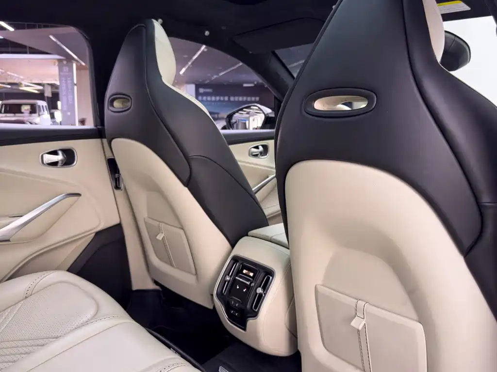 Aston Martin DBX — миниатюра 27