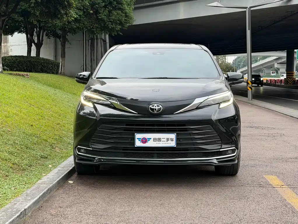 Toyota Sienna — миниатюра 2