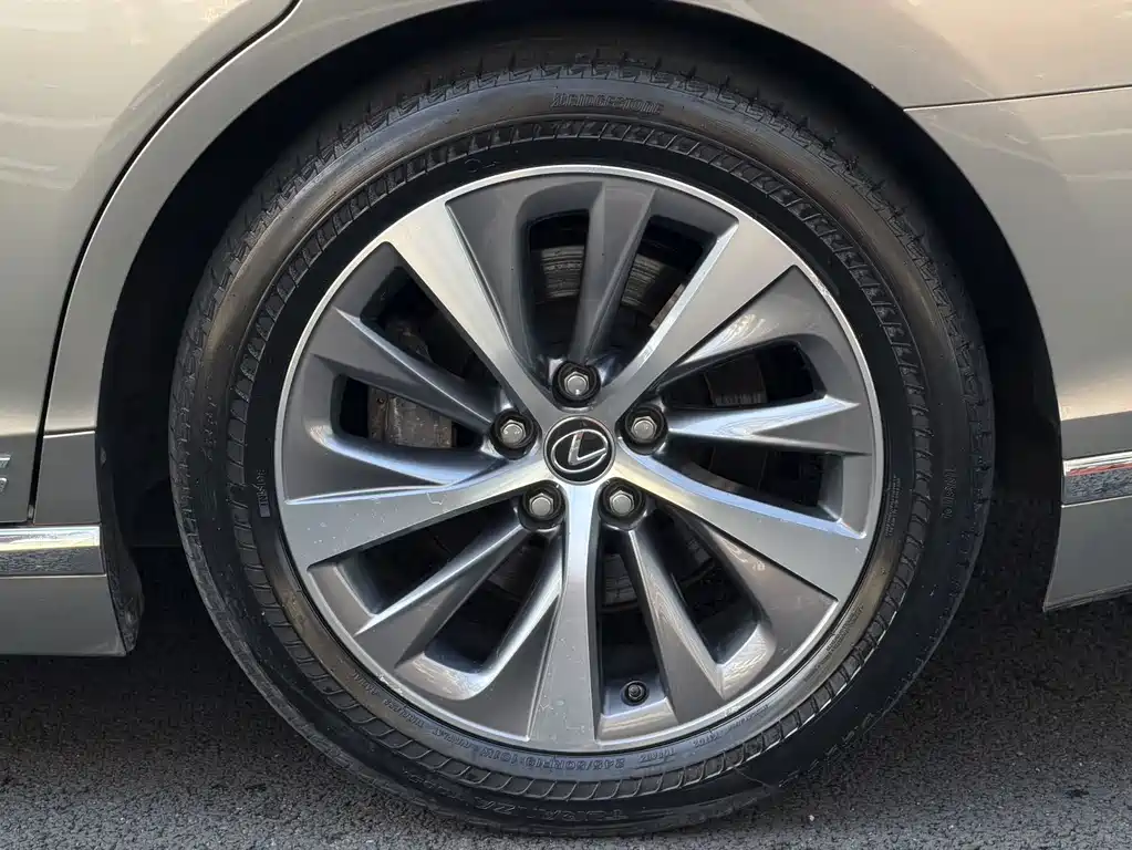 Lexus LS — миниатюра 13