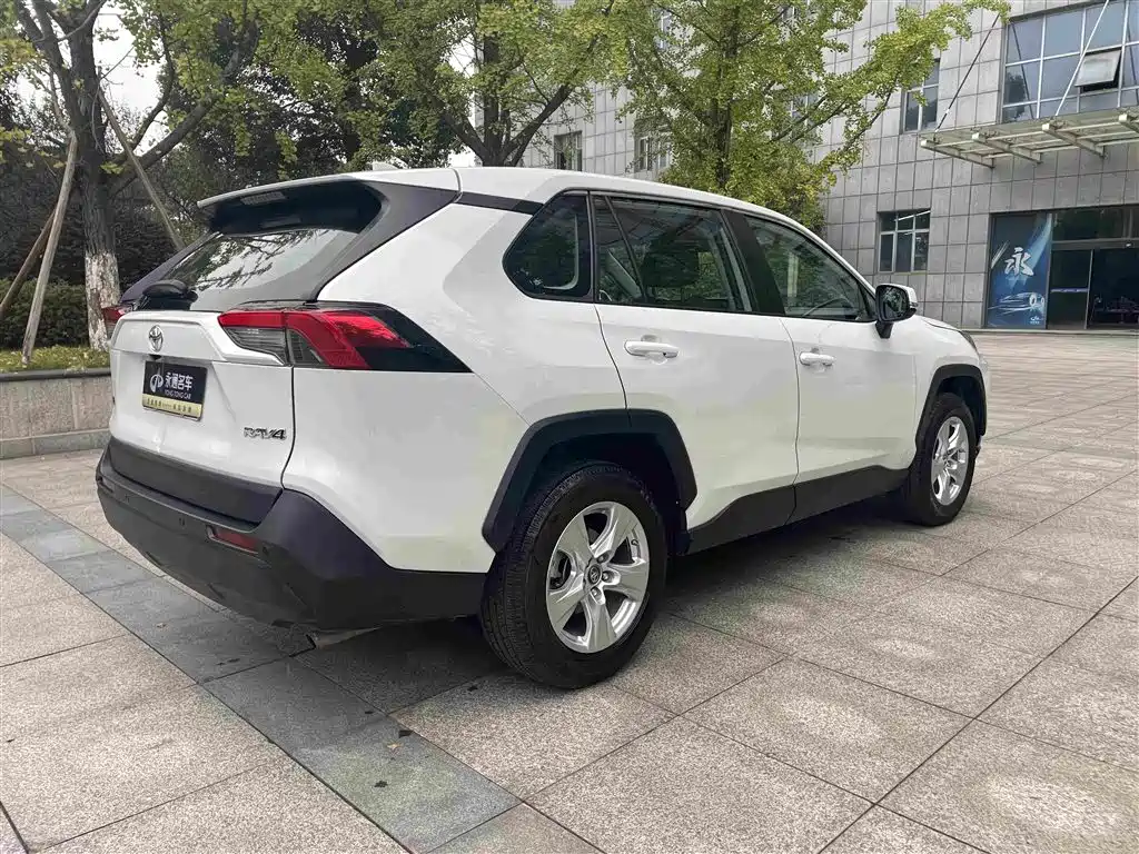 Toyota RAV4 — миниатюра 9
