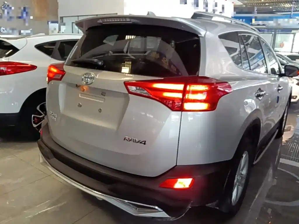 Toyota RAV4 — миниатюра 6
