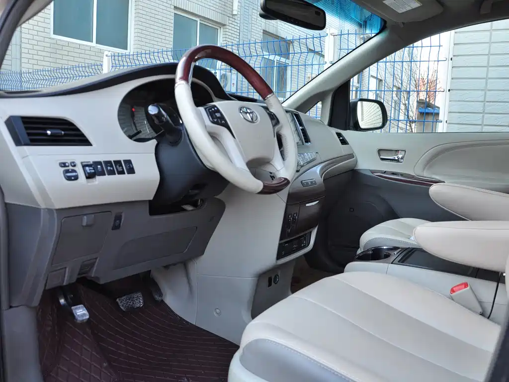 Toyota Sienna 2013 3.5L AT