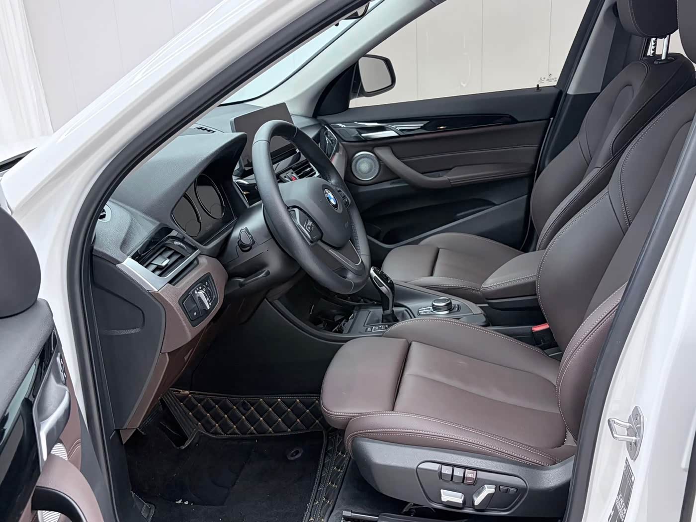 BMW X1 1.5 л 2022 г. Белый, пробег 16000 км